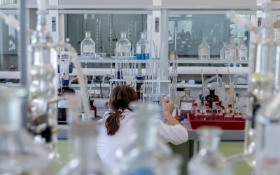 chemist-2815640_1280